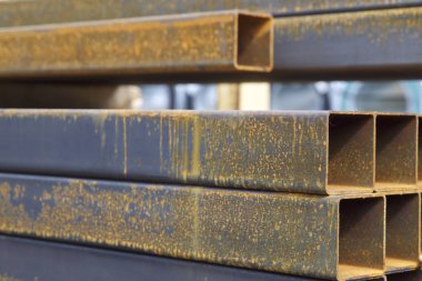 Metal ürünler deposundaki paketlerde dikdörtgen kesitlerin metal profil borusu