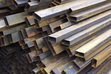 Metal ürünler deposundaki paketlerde dikdörtgen kesitlerin metal profil borusu