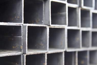 Metal ürünler deposundaki paketlerde dikdörtgen kesitlerin metal profil borusu