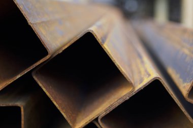 Metal ürünler deposundaki paketlerde dikdörtgen kesitlerin metal profil borusu