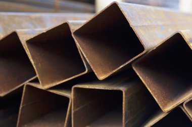 Metal ürünler deposundaki paketlerde dikdörtgen kesitlerin metal profil borusu