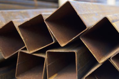 Metal ürünler deposundaki paketlerde dikdörtgen kesitlerin metal profil borusu