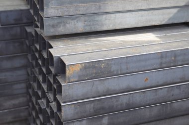 Metal ürünler deposundaki paketlerde dikdörtgen kesitlerin metal profil borusu