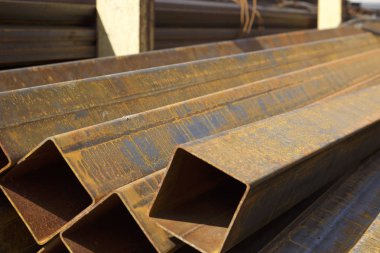 Metal ürünleri, Rusya depodaki paketlerine dikdörtgen kesit metal profil boru