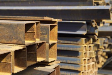 Metal ürünler deposundaki paketlerde dikdörtgen kesitlerin metal profil borusu