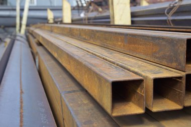 Metal ürünler deposundaki paketlerde dikdörtgen kesitlerin metal profil borusu
