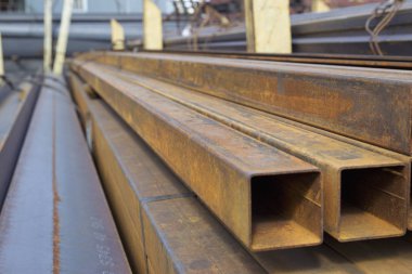 Metal ürünler deposundaki paketlerde dikdörtgen kesitlerin metal profil borusu
