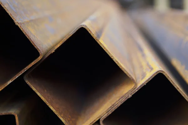 Tuyau profilé en métal de section rectangulaire en paquets à l'entrepôt de produits métalliques — Photo