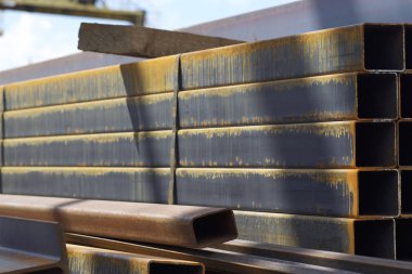 Metal ürünleri, Rusya depodaki paketlerine dikdörtgen kesit metal profil boru