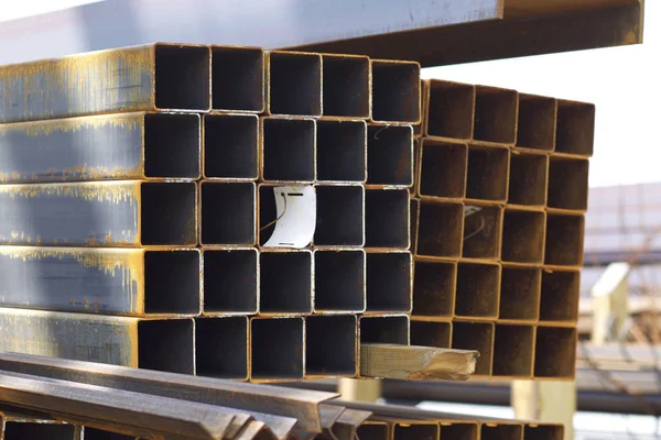 Metal ürünleri, Rusya depodaki paketlerine dikdörtgen kesit metal profil boru