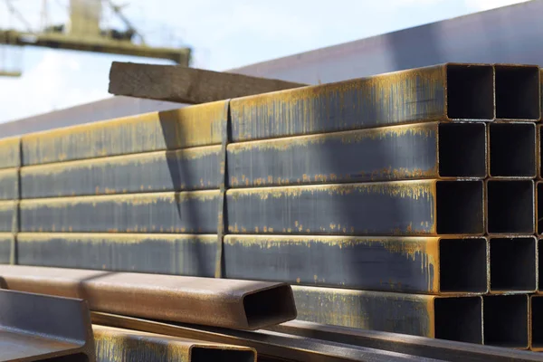 Metal ürünleri, Rusya depodaki paketlerine dikdörtgen kesit metal profil boru