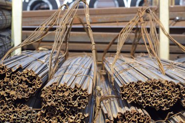 Metal profil açısı depodaki paketlerine metal ürünleri, Rusya Federasyonu