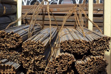 Metal profil açısı depodaki paketlerine metal ürünleri, Rusya Federasyonu