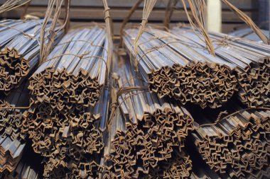 Metal profil açısı depodaki paketlerine metal ürünleri, Rusya Federasyonu