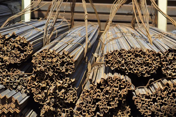 Metal profil açısı depodaki paketlerine metal ürünleri, Rusya Federasyonu