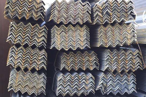 Metal profil açısı depodaki paketlerine metal ürünleri, Rusya Federasyonu