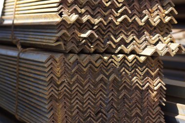 Metal profil açısı depodaki paketlerine metal ürünleri, Rusya Federasyonu