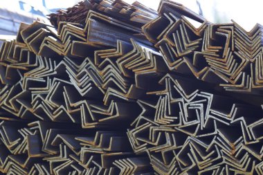 Metal profil açısı depodaki paketlerine metal ürünleri, Rusya Federasyonu