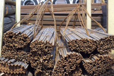 Metal profil açısı depodaki paketlerine metal ürünleri, Rusya Federasyonu