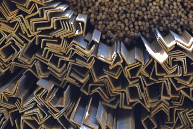 Metal profil açısı depodaki paketlerine metal ürünleri, Rusya Federasyonu