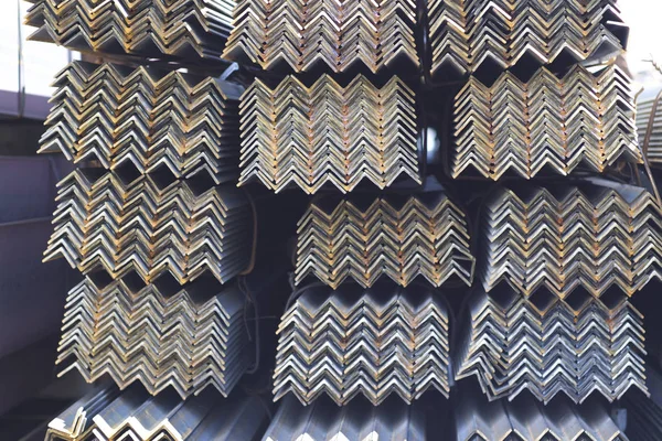 Metal profil açısı depodaki paketlerine metal ürünleri, Rusya Federasyonu