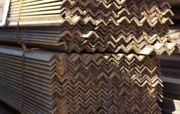 Metal profil açısı depodaki paketlerine metal ürünleri, Rusya Federasyonu