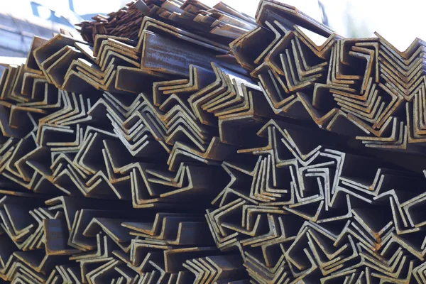 Metal profil açısı depodaki paketlerine metal ürünleri, Rusya Federasyonu