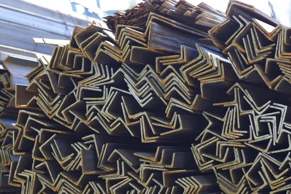 Metal profil açısı depodaki paketlerine metal ürünleri, Rusya Federasyonu