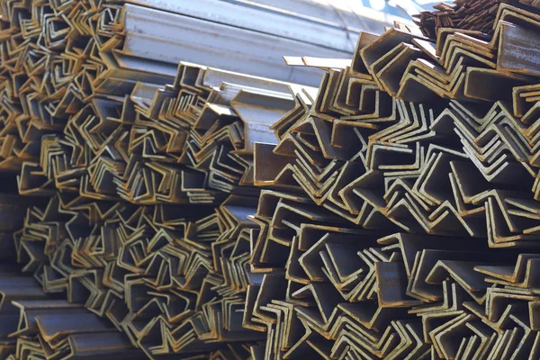 Metal profil açısı depodaki paketlerine metal ürünleri, Rusya Federasyonu