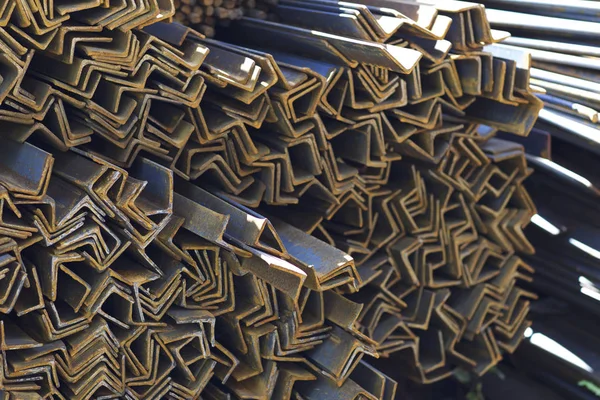 Metal profil açısı depodaki paketlerine metal ürünleri, Rusya Federasyonu