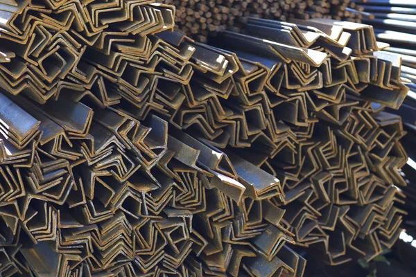 Metal profil açısı depodaki paketlerine metal ürünleri, Rusya Federasyonu