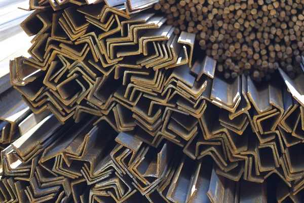 Metal profil açısı depodaki paketlerine metal ürünleri, Rusya Federasyonu