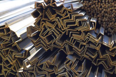 Metal profil açısı depodaki paketlerine metal ürünleri, Rusya Federasyonu