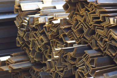 Metal profil açısı depodaki paketlerine metal ürünleri, Rusya Federasyonu