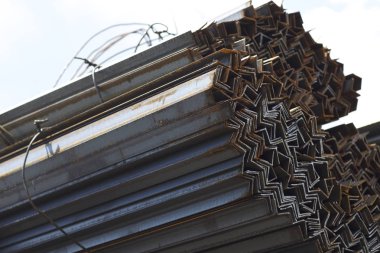 Metal profil açısı depodaki paketlerine metal ürünleri, Rusya Federasyonu