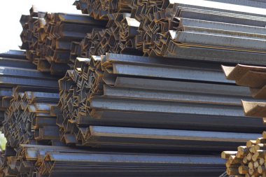 Metal profil açısı metal ürünlerin depodaki paketlerinde