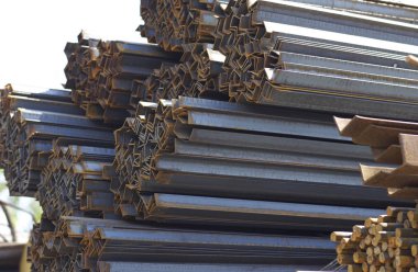 Metal profil açısı depodaki paketlerine metal ürünleri, Rusya Federasyonu