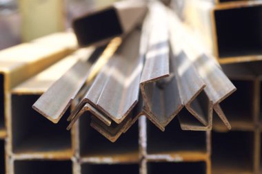 Metal profil açısı depodaki paketlerine metal ürünleri, Rusya Federasyonu