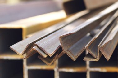 Metal profil açısı depodaki paketlerine metal ürünleri, Rusya Federasyonu