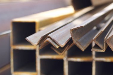 Metal profil açısı depodaki paketlerine metal ürünleri, Rusya Federasyonu