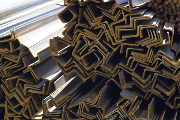 Metal profil açısı depodaki paketlerine metal ürünleri, Rusya Federasyonu