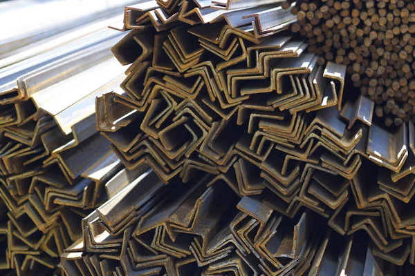 Metal profil açısı depodaki paketlerine metal ürünleri, Rusya Federasyonu