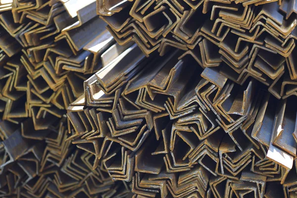 Metal profil açısı depodaki paketlerine metal ürünleri, Rusya Federasyonu