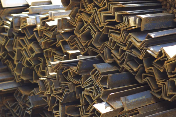 Metal profil açısı depodaki paketlerine metal ürünleri, Rusya Federasyonu