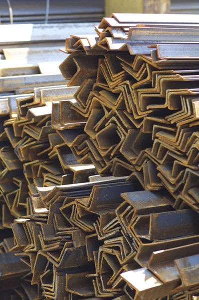 金属製品 ロシアの倉庫でパックで金属のプロファイル角度 — ストック写真