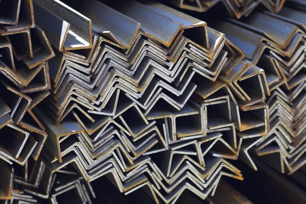 Angolo profilo metallico in pacchi presso il magazzino di prodotti metallici — Foto Stock