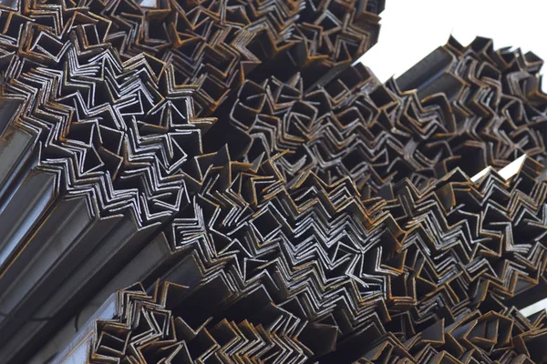 Metal profil açısı depodaki paketlerine metal ürünleri, Rusya Federasyonu