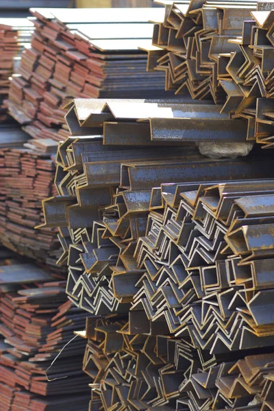 Metal profil açısı depodaki paketlerine metal ürünleri, Rusya Federasyonu