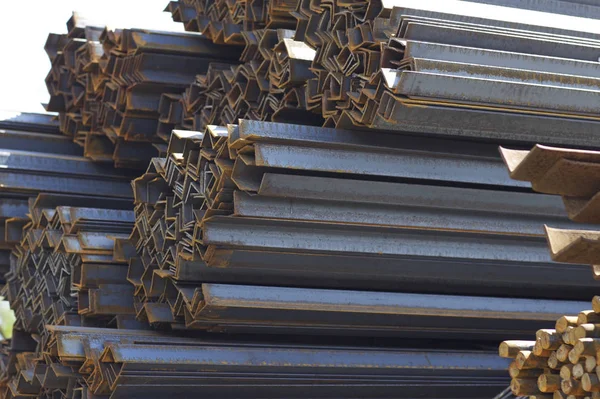 Metal profil açısı metal ürünlerin depodaki paketlerinde