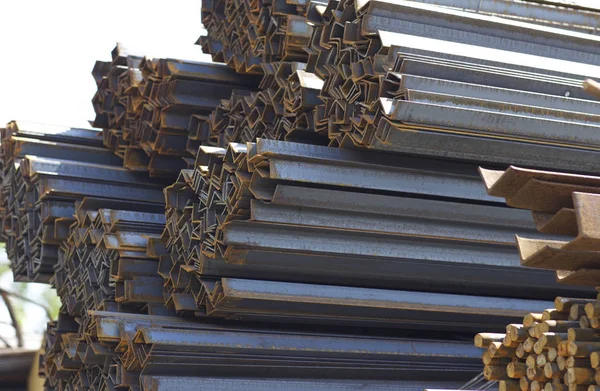 Metal profil açısı depodaki paketlerine metal ürünleri, Rusya Federasyonu